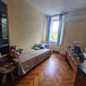 Prostran trosobni stan površine 81 m², neposredna blizina suda, Pula  Veruda