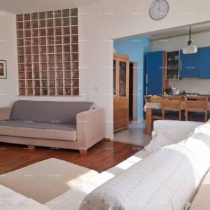 Prostran trosobni stan površine 81 m², neposredna blizina suda, Pula  Veruda