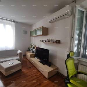 Prostran trosobni stan površine 81 m², neposredna blizina suda, Pula  Veruda