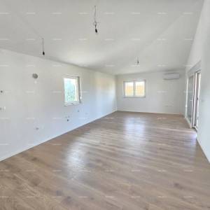 Prostrani stan u Fažani, blizu centra i mora, savršeno za život ili odmor!