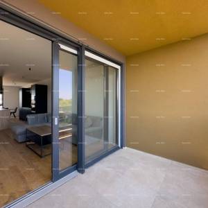 Prostrani stan u Puli s tri spavaće sobe i dvije velike terase, i modernim sadržajima blizu centra grada