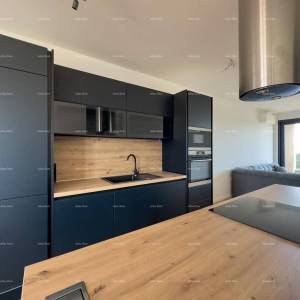 Prostrani stan u Puli s tri spavaće sobe i dvije velike terase, i modernim sadržajima blizu centra grada