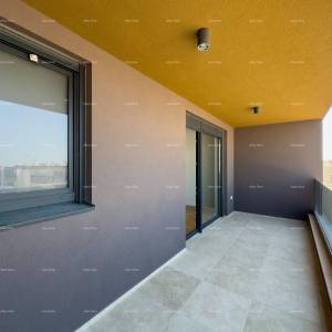 Prostrani stan u Puli s tri spavaće sobe i dvije velike terase, i modernim sadržajima blizu centra grada