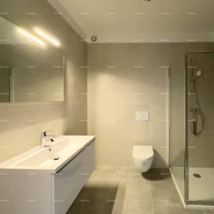 Prostrani stan u Puli s tri spavaće sobe i dvije velike terase, i modernim sadržajima blizu centra grada