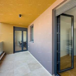 Prostrani stan u Puli s tri spavaće sobe i dvije velike terase, i modernim sadržajima blizu centra grada