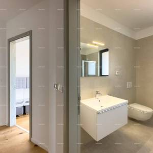 Prostrani stan u Puli s tri spavaće sobe i dvije velike terase, i modernim sadržajima blizu centra grada