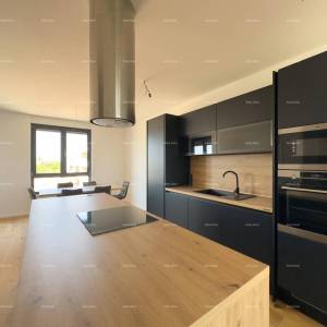 Prostrani stan u Puli s tri spavaće sobe i dvije velike terase, i modernim sadržajima blizu centra grada