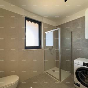 Prostrani stan u Puli s tri spavaće sobe i dvije velike terase, i modernim sadržajima blizu centra grada