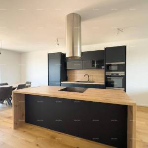 Prostrani stan u Puli s tri spavaće sobe i dvije velike terase, i modernim sadržajima blizu centra grada