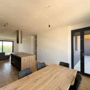 Prostrani stan u Puli s tri spavaće sobe i dvije velike terase, i modernim sadržajima blizu centra grada