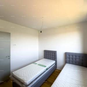 Prostrani stan u Puli s tri spavaće sobe i dvije velike terase, i modernim sadržajima blizu centra grada