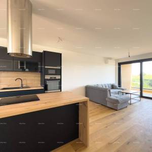 Prostrani stan u Puli s tri spavaće sobe i dvije velike terase, i modernim sadržajima blizu centra grada