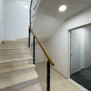 Prostrani stan u Puli s tri spavaće sobe i dvije velike terase, i modernim sadržajima blizu centra grada