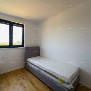 Prostrani stan u Puli s tri spavaće sobe i dvije velike terase, i modernim sadržajima blizu centra grada