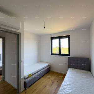 Prostrani stan u Puli s tri spavaće sobe i dvije velike terase, i modernim sadržajima blizu centra grada