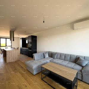 Prostrani stan u Puli s tri spavaće sobe i dvije velike terase, i modernim sadržajima blizu centra grada