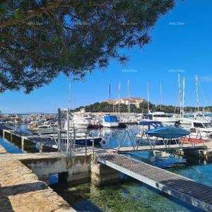 Prvi red do mora i plaže – kuća s bazenom i velikom okućnicom, Pješčana Uvala!