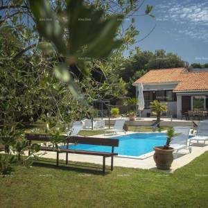 Prvi red do mora i plaže – kuća s bazenom i velikom okućnicom, Pješčana Uvala!