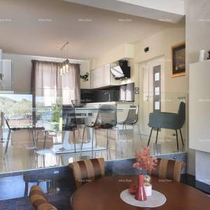 Prvi red do mora i plaže – kuća s bazenom i velikom okućnicom, Pješčana Uvala!