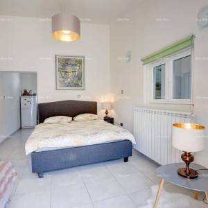 Prvi red do mora i plaže – kuća s bazenom i velikom okućnicom, Pješčana Uvala!