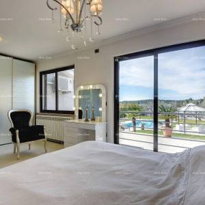 Prvi red do mora i plaže – kuća s bazenom i velikom okućnicom, Pješčana Uvala!