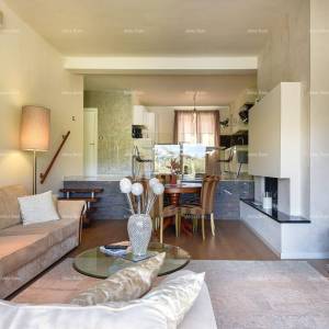 Prvi red do mora i plaže – kuća s bazenom i velikom okućnicom, Pješčana Uvala!