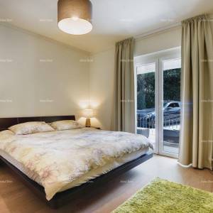 Prvi red do mora i plaže – kuća s bazenom i velikom okućnicom, Pješčana Uvala!