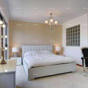 Prvi red do mora i plaže – kuća s bazenom i velikom okućnicom, Pješčana Uvala!