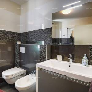 Prvi red do mora i plaže – kuća s bazenom i velikom okućnicom, Pješčana Uvala!