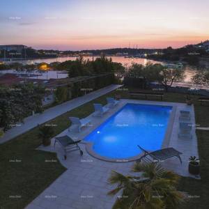 Prvi red do mora i plaže – kuća s bazenom i velikom okućnicom, Pješčana Uvala!