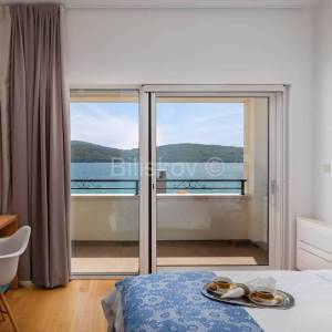 Prvi red do mora, luksuzna vila s bazenom