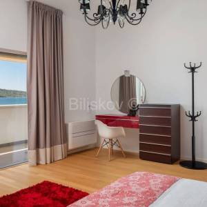 Prvi red do mora, luksuzna vila s bazenom