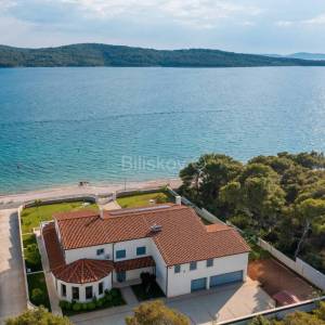 Prvi red do mora, luksuzna vila s bazenom