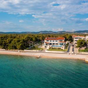 Prvi red do mora, luksuzna vila s bazenom