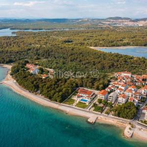 Prvi red do mora, luksuzna vila s bazenom