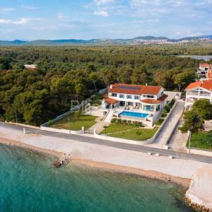 Prvi red do mora, luksuzna vila s bazenom