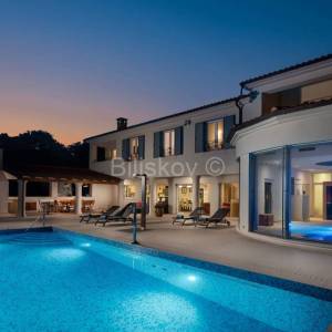 Prvi red do mora, luksuzna vila s bazenom