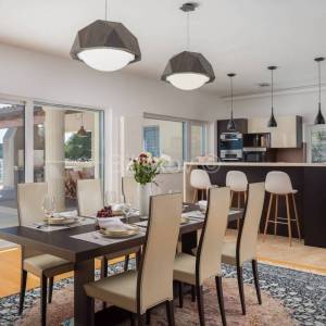 Prvi red do mora, luksuzna vila s bazenom