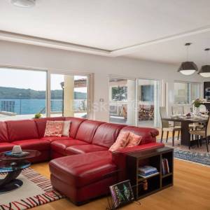 Prvi red do mora, luksuzna vila s bazenom