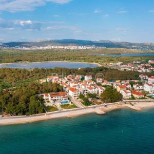 Prvi red do mora, luksuzna vila s bazenom