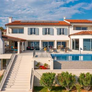 Prvi red do mora, luksuzna vila s bazenom