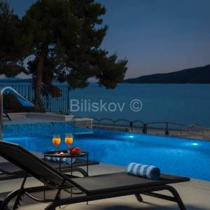 Prvi red do mora, luksuzna vila s bazenom