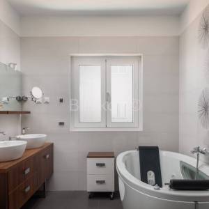 Prvi red do mora, luksuzna vila s bazenom