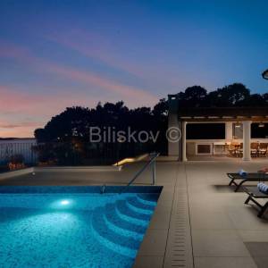 Prvi red do mora, luksuzna vila s bazenom