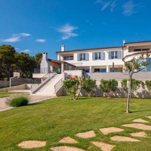 Prvi red do mora, luksuzna vila s bazenom