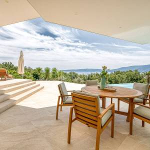 Prvi red do mora, samostojeća vila na 55.000m2 zemljišta