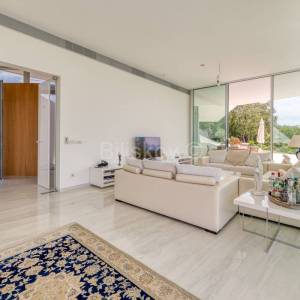 Prvi red do mora, samostojeća vila na 55.000m2 zemljišta