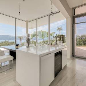 Prvi red do mora, samostojeća vila na 55.000m2 zemljišta