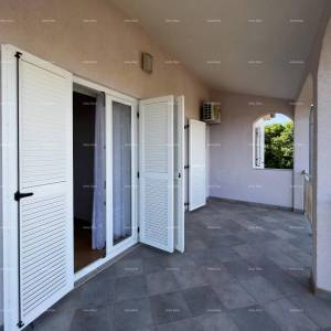 Pula. Kuća , blizina obilaznice. Periferija grada, miran dio.