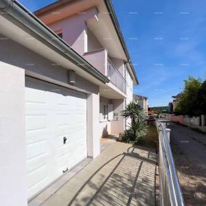 Pula. Kuća , blizina obilaznice. Periferija grada, miran dio.